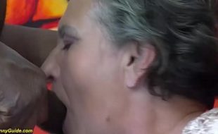 Moreno de pau duro comendo a coroa gostosa