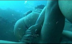 Gostosa  na água com a bunda de fora fazendo sexo