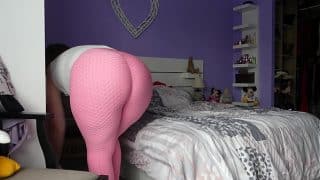 Ela estava arrumando o quarto, mas eu estava com tesão na bunda dela