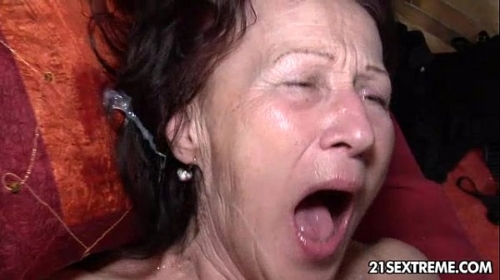 Velha é fodida na buceta e leva gozada na cara