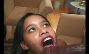 Gata novinha fazendo sexo com o negro da rola grande