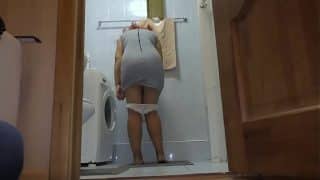 Moleque flagrou a mãe se trocando e não resistiu