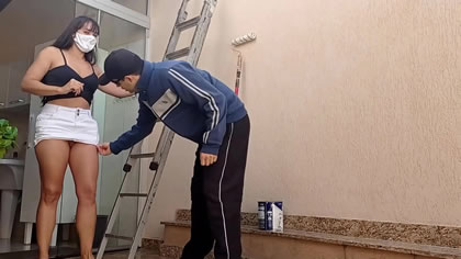 Meu marido ficou espiando eu seduzir e trepar com o pintor da nossa casa