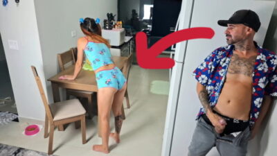 Eu fico de pau duro pela minha meia-irmã