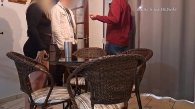 Mulher casada se arruma para receber o negão em casa